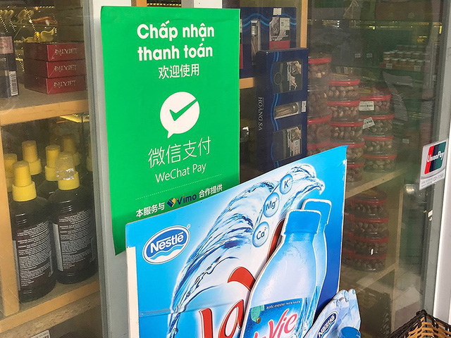 
Một cơ sở kinh doanh ở TP Nha Trang treo bảng thông báo công khai thanh toán bằng hình thức WeChat Pay. Ảnh: TL
