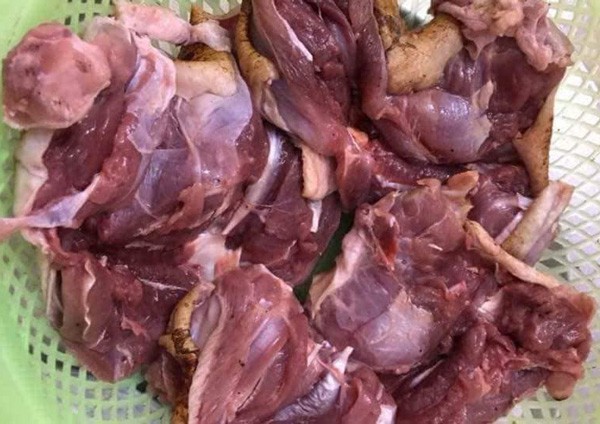 
Nhiều người nghi ngờ về loại thịt đang bày bán tràn lan trên thị trường không phải là thịt đà điểu
