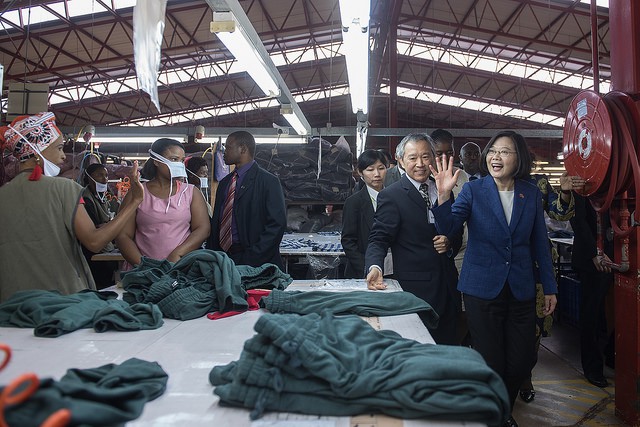 Nhà lãnh đạo Đài Loan Thái Anh Văn thăm 1 nhà máy do doanh nghiệp Đài Loan đầu tư ở Eswatini (trước là Swaziland). (Ảnh: Văn phòng nhà lãnh đạo Đài Loan)