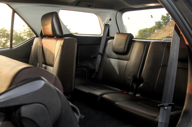 Nội thất và hàng ghế thứ 3 của Toyota Fortuner