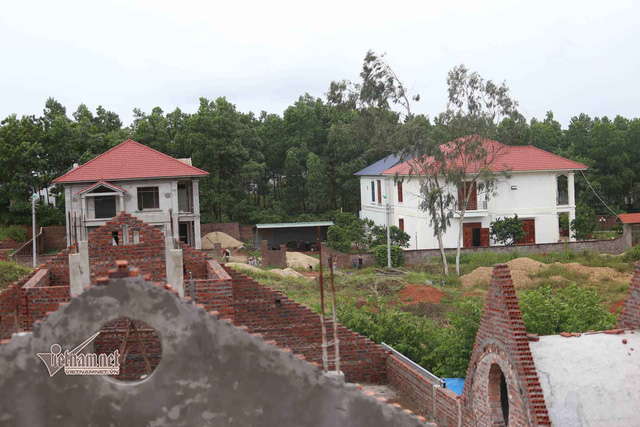 7 căn biệt thự mọc trên đất rừng tại phường Liên Bảo, thành phố Vĩnh Yên, Vĩnh Phúc suốt một thời gian dài không bị xử lý (Ảnh: Vietnamnet).