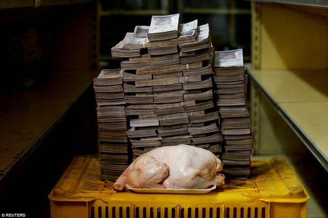 Venezuela đang lâm vào cuộc khủng hoảng kinh tế trầm trọng với tốc độ lạm phát phi mã khi đồng nội tệ bolivar còn rất ít giá trị. Trong ảnh: 1 kg thịt gà có giá 16,6 triệu bolivar (tương đương 2,22 USD) (Ảnh: Reuters)