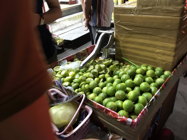 Chanh Thái Lan đang vào mùa nên có giá chỉ 2 bạt/quả
