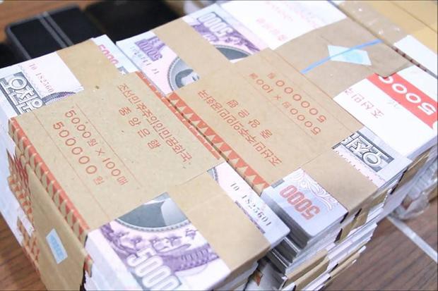 
Số tiền Triều Tiên giả mệnh giá 5.000 Won bị cảnh sát Thái Lan tịch thu từ 6 nghi phạm ở quận Bang Lamung. (Nguồn: Chaiyot Pupattanapong)
