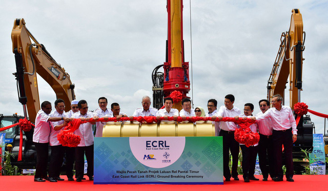 Cựu Thủ tướng Malaysia Najib Razak và Ủy viên Quốc vụ viện Trung Quốc Vương Dũng khởi công dự án đường sắt ở Malaysia năm 2017 (Ảnh: Tân Hoa Xã)