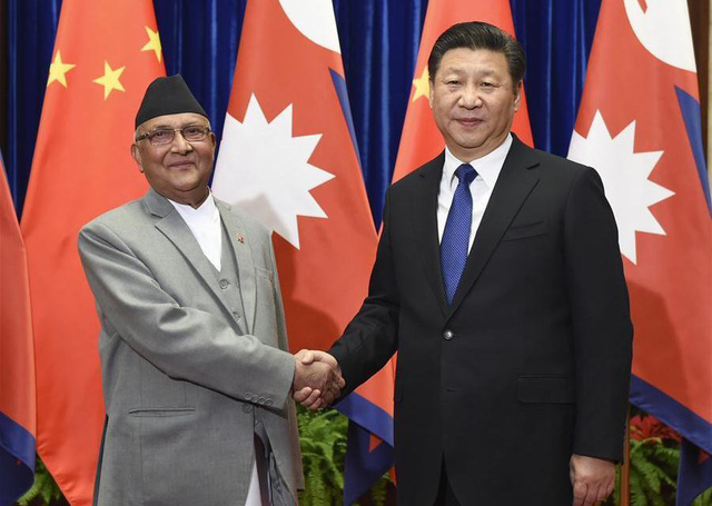 Thủ tướng Nepal Sharma Oli (trái) và Chủ tịch Trung Quốc Tập Cận Bình (Ảnh: AFP)
