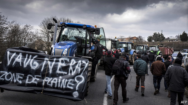 Hơn 100 nông dân Pháp đi biểu tình không bán đất nông nghiệp cho Trung Quốc. (Nguồn: The Economist)