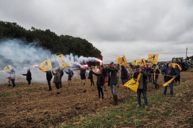 Những nông dân tham gia cuộc biểu tình hôm 29/8 trên một cánh đồng ở làng Murs. (Nguồn: AFP)