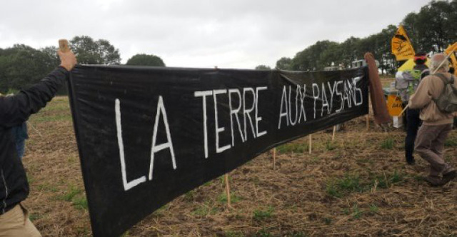Băng-rôn của nông dân Pháp với dòng chữ: Đất là của nông dân. (Nguồn: France 24)