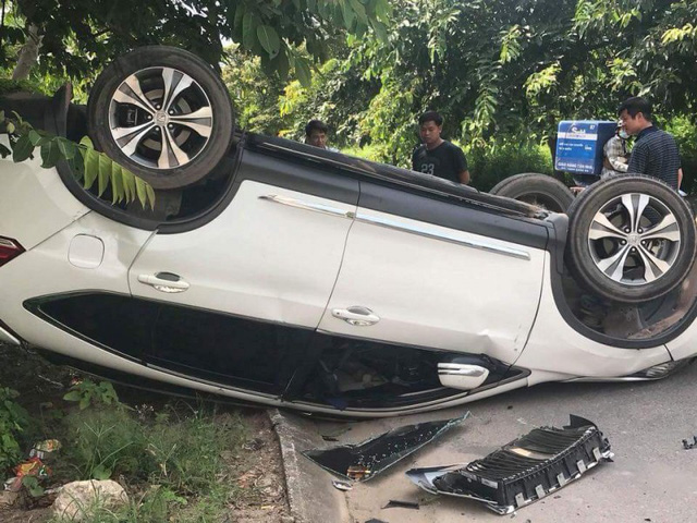 
 Xe ô tô Honda CRV lật ngửa sau vụ tai nạn với xe Rolls-Royce

