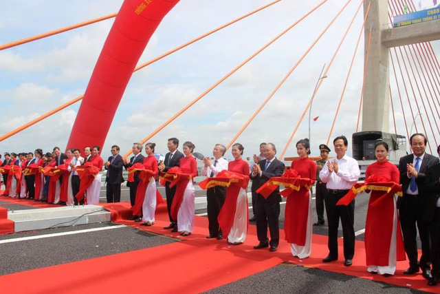 Thủ tướng Nguyễn Xuân Phúc cắt băng khánh thành và phát lệnh thông xe cầu Bạch Đằng và cao tốc Hạ Long - Hải Phòng