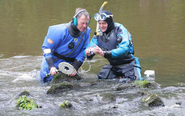 Ông Rolfe Mitchinson và Bob Middlemass lặn sông Tees để tìm kho báu hồi năm 2012. (Nguồn: TNE)