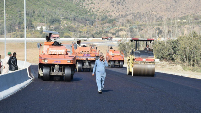 
Một dự án thi công đường tại Pakistan thuộc khuôn khổ sáng kiến Vành đai và Con đường. Ảnh: AP
