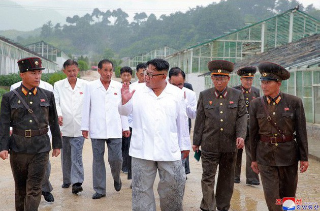 Ông Kim Jong-un đội mưa thị sát khu vực suối nước nóng ở thị trấn Yangdok, Nam Pyongan, Triều Tiên. (Ảnh: KCNA)