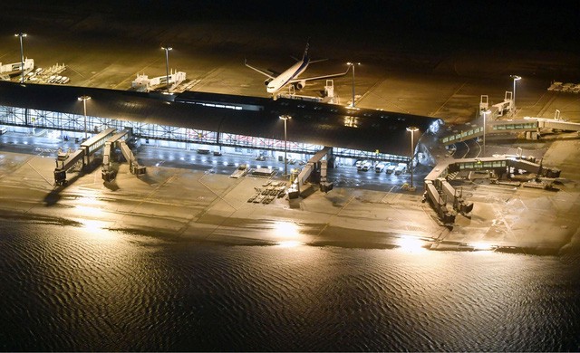 Sân bay Kansai phải đóng cửa do ảnh hưởng nặng nề từ bão Jebi (ảnh Reuters)