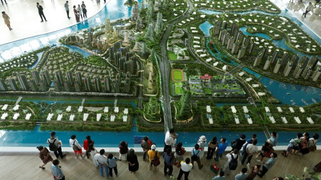 Khách hàng đang xem xét mô hình của dự án Forest Gardens ở Johor Bahru, Malaysia. (Nguồn: Reuters)