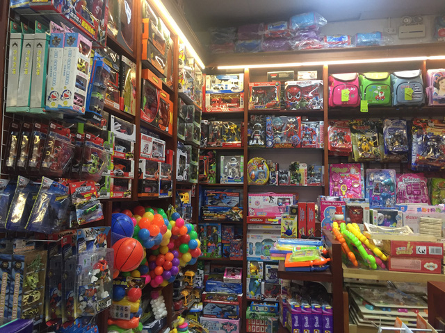Các cửa hàng bán đồ chơi đang bắt đầu nhộn nhịp hơn vì cũng đã sắp đến trung thu