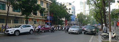 Buổi sáng trước cửa trường THCS Quang Trung trên phố Quang Trung