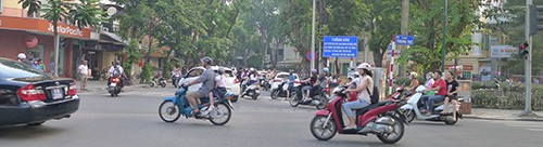 Ngã tư Quang Trung, cạnh vườn hoa Tây Sơn , trước cửa Tiểu học Trần Quốc Toản, lực lượng công an, Thanh tra giao thông và Trật tự đô thị tham gia điều hành luồn xe cộ trong ngay khai giảng năm học mới