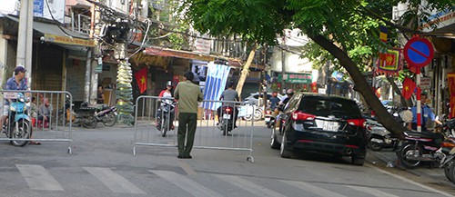 Phố Hàng Nón được tổ chức chắn đường từ Hàng Hòm đến Lương Văn Can để dành lòng đường cho học sinh THCS Nguyễn Du tập trung, xếp hàng khai giảng