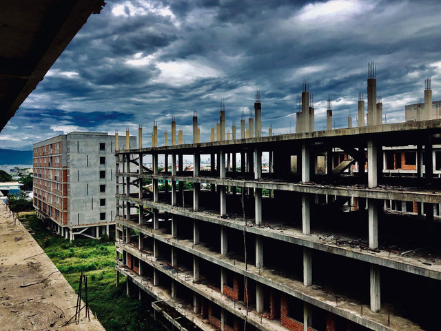 Công trình dự án ký túc xá sinh viên phía tây TP Đà Nẵng đang xây dang dở thì dừng và bỏ hoang 4 năm nay.