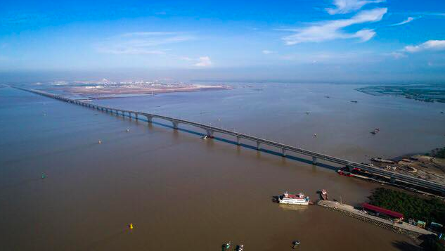 
Với chiều dài 15,6km, trong đó có 5,4km cầu chạy trên biển, đường ô tô Tân Vũ - Lạch Huyện là cầu vượt biển dài nhất Việt Nam hiện nay
