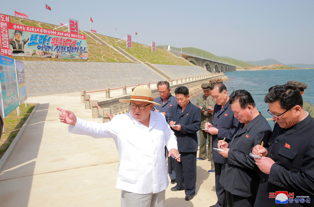 Ông Kim Jong-un thị sát một công trình đường tàu tại Triều Tiên hồi tháng 5 (Ảnh: Reuters)