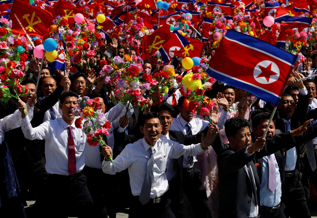 Người Triều Tiên diễu hành ở quảng trường Kim Nhật Thành nhân kỷ niệm 70 năm Quốc khánh 9/9 (Ảnh: Reuters)