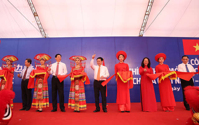 Phó Thủ tướng Vương Đình Huệ và lãnh đạo Quảng Tây, Lạng Sơn thực hiện nghi thức cắt băng chính thức mở cửa cặp cửa khẩu Chi Ma - Ái Điểm