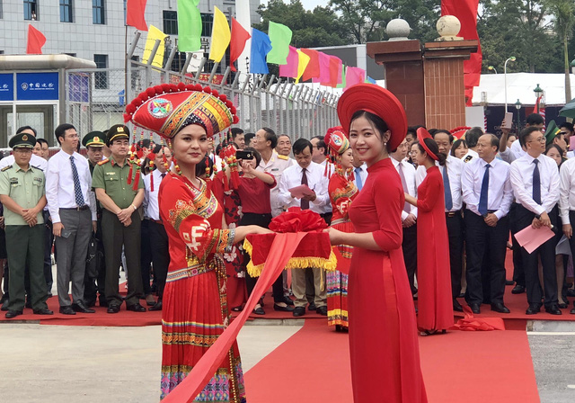 Hai cô gái Việt Nam và Trung Quốc trước nghi lễ giao thương qua cửa khẩu Chi Ma - Ái Điểm