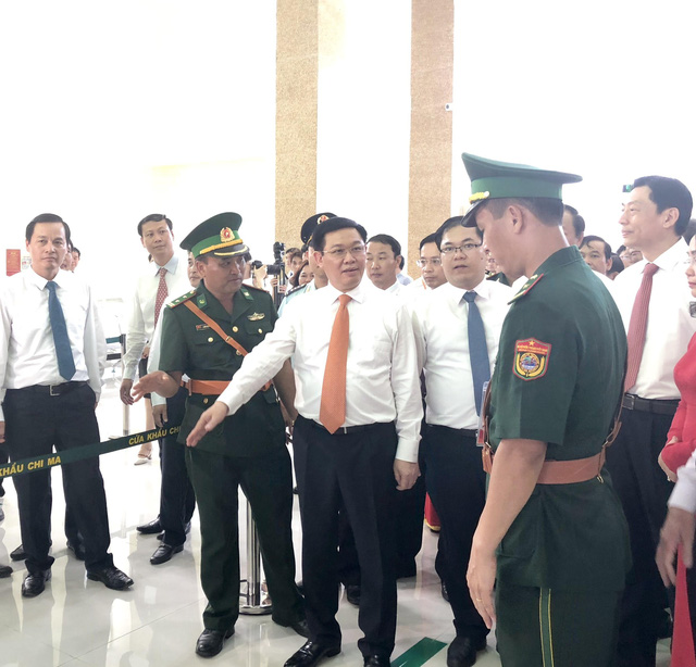 Phó Thủ tướng Vương Đình Huệ thăm nơi làm thủ tục, kiểm tra xuất - nhập cảnh tại cửa khẩu Chi Ma