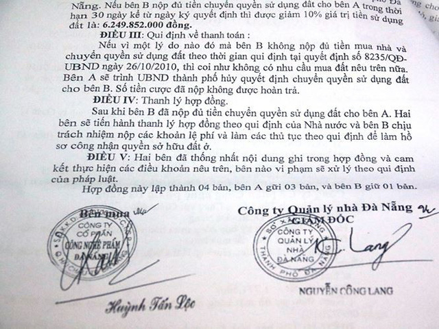
Một hợp đồng mua bán nhà đất công sản giữa bên mua là Cty CP Công nghệ Phẩm Đà Nẵng do ông Huỳnh Tấn Lộc làm giám đốc và Cty quản lý nhà Đà Nẵng do ông Nguyễn Công Lang làm giám đốc.
