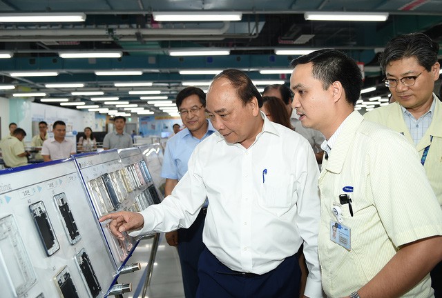 
Thủ tướng Nguyễn Xuân Phúc làm việc với một công ty điện tử tại Thái Nguyên mới đây.
