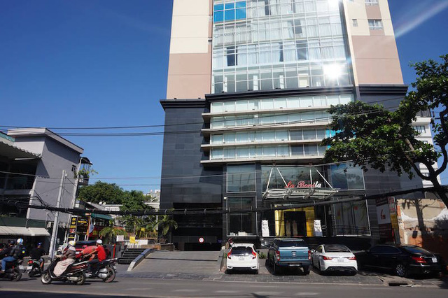 Công ty Nam Thị đã xây dựng ngăn phòng trên tầng mái, diện tích 305m2 và sử dụng tầng kỹ thuật làm văn phòng công ty, diện tích 551m2.