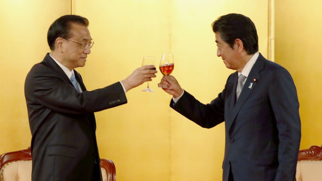 Thủ tướng Nhật Bản Shinzo Abe gặp người đồng cấp Trung Quốc Lý Khắc Cường tại Tokyo hồi tháng 5 (Ảnh: Kyodo)