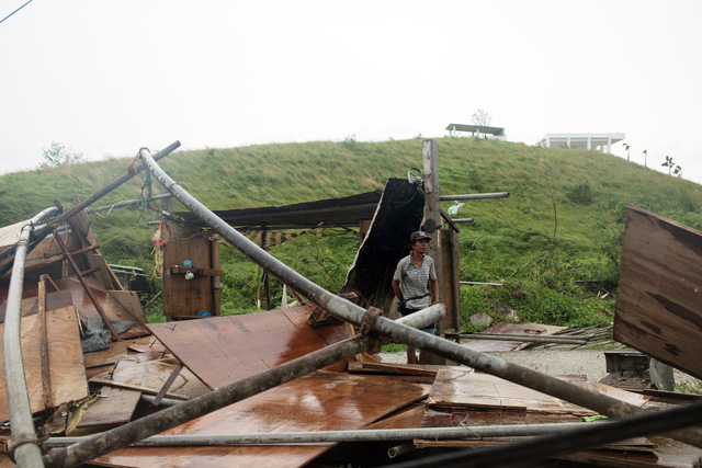 Nhà cửa bị đổ sập do bão Mangkhut tại Tuguegarao (Ảnh: Bloomberg)