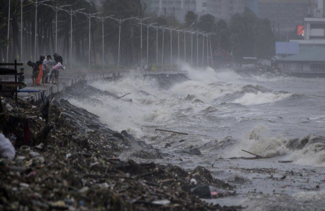 Sóng biển dâng cao tại Manila do siêu bão (Ảnh: AFP)