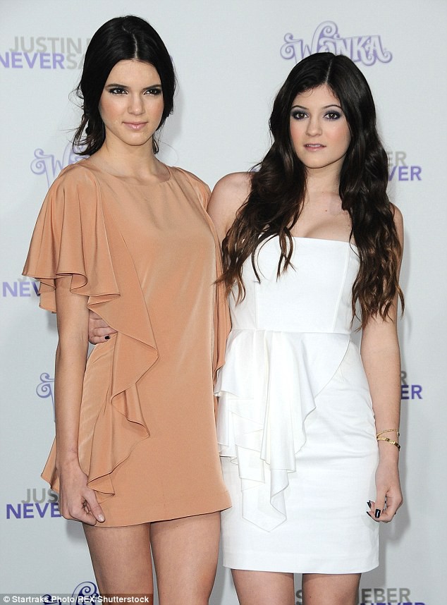 Kylie Jenner (phải) và chị gái Kendall Jenner hồi năm 2011