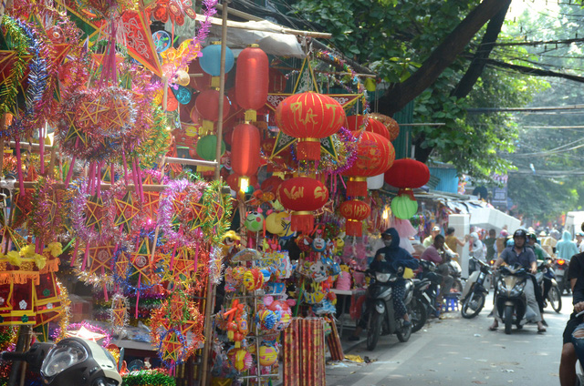 Sắp đến Tết Trung Thu, phố Hàng Mã (Hà Nội) ngập tràn các đồ chơi truyền thống như: đèn ông sao, đèn kéo quân, đèn lồng, đầu lân… Đây được xem là con phố bán đồ trung thu lớn nhất ở Hà Nội.
