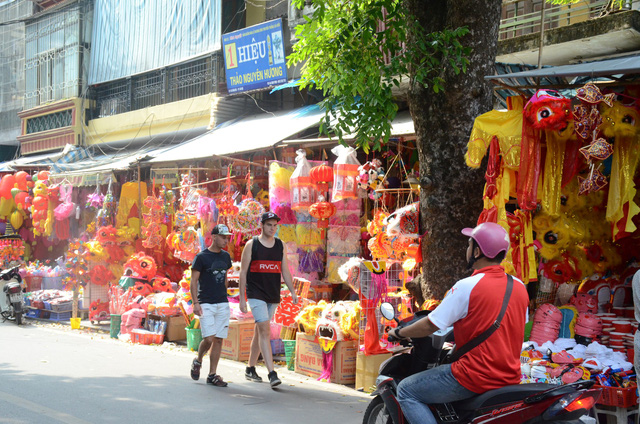 Nhiều vị khách du lịch thích thú trải nghiệm không khí Tết Trung thu sớm ở Hà Nội.