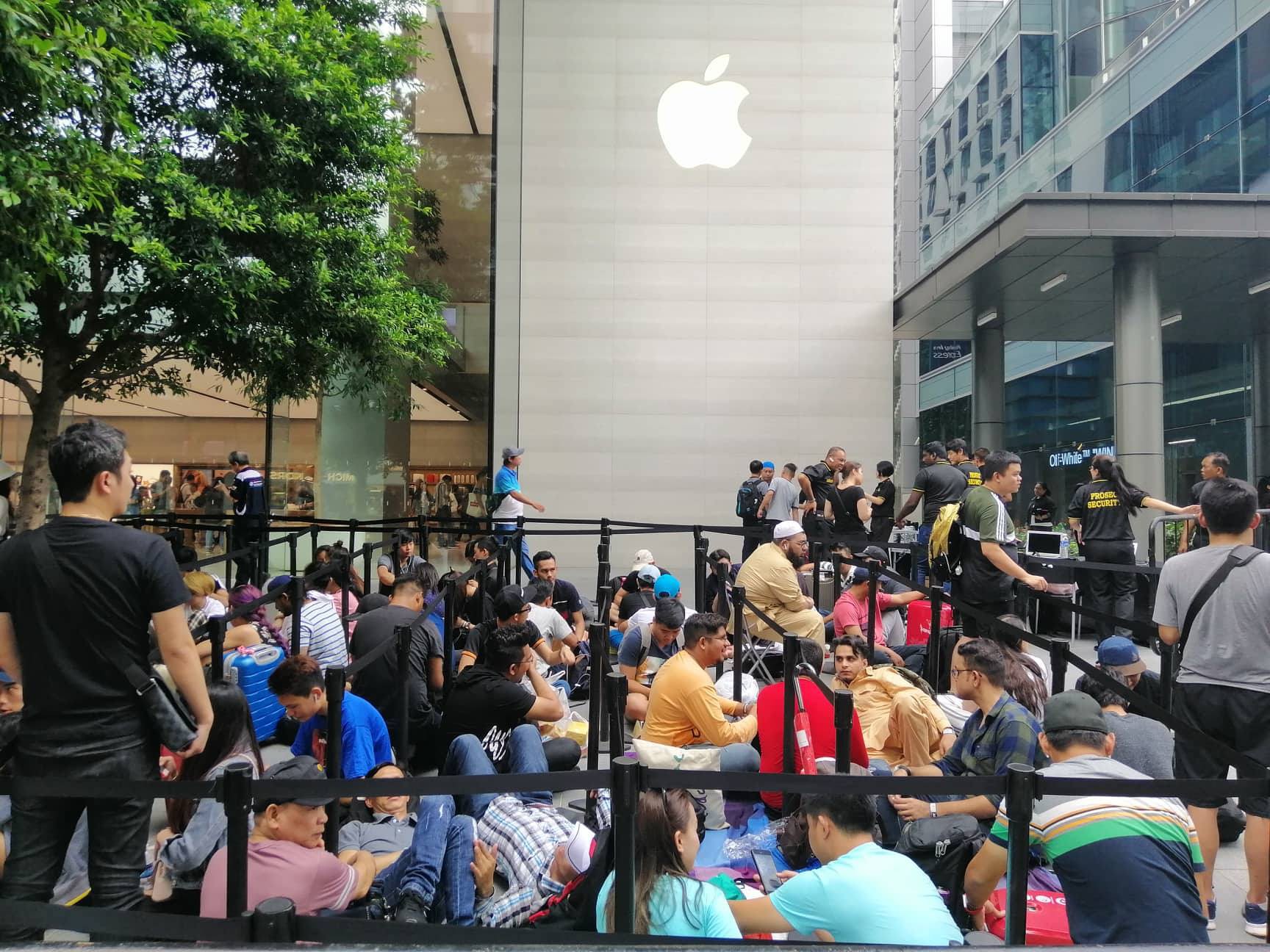 Dân buôn Việt Nam nằm la liệt, đói lả trước cửa hàng Apple Store ở Singapore