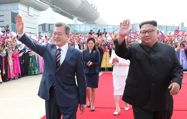 Ông Kim Jong-un đón ông Moon Jae-in tại sân bay Sunan ngày 18/9 (Ảnh: Reuters)