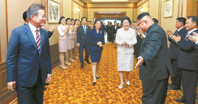 Ông Kim Jong-un đón tiếp Tổng thống và Đệ nhất phu nhân Hàn Quốc tại nhà khách Paekhwawon (Ảnh: Joint Press Corps)