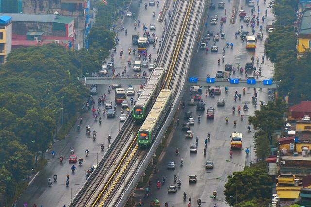 
Các đoàn tàu chạy trên cao đầu tiên tại Việt Nam đã hoà nhập vào mạng lưới giao thông thủ đô sau gần 10 năm thực hiện dự án (ảnh: Toàn Vũ)
