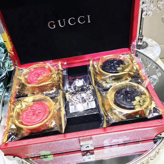 Bánh trung thu nhái hiệu Gucci với hộp bao da, lót nhung đen sang chảnh.