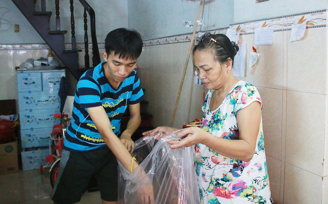 
Gia đình đóng gói hàng để người mua đến nhận. Năm nay, gia đình anh Thành nhận được nhiều đơn hàng từ trong và ngoài nước. Thậm chí, có khách hàng lặn lội từ Hà Nội đến gia đình anh để tìm mua đèn lồng truyền thống.
