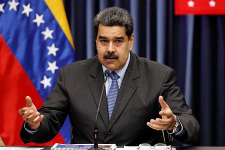 Tổng thống Venezuela Nicolas Maduro vừa tuyên bố giam 34 người quản lý siêu thị vì tội giấu và thổi giá lương thực. (Nguồn: Yahoo)