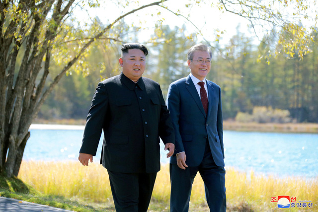 Tổng thống Moon Jae-in gặp nhà lãnh đạo Kim Jong-un tại Bình Nhưỡng (Ảnh: Reuters)