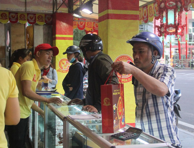 Một cơ sở sản xuất bánh trung thu truyền thống ở Bình Định tấp nhập những ngày cận Tết Trung thu.