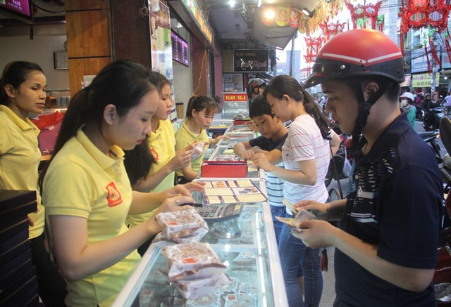 Người dân Bình Định xếp hàng mua bánh trung thu truyền thống